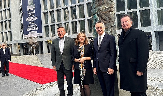 Cumhuriyetin İlk Heykeltraşlarından Zühtü Müridoğlu’nun Heykeli 100. Yıl Anısına Bronz Döküm Olarak Kamusal Alanda Sergileniyor