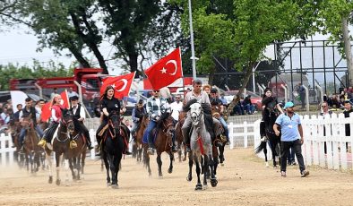 Başkan Aydın, at üstünde halkı selamladı