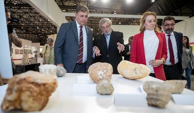 Jeoloji Festivali’nin açılışını Başkan Tugay yaptı İzmir depreme bilimin ışığında hazırlanacak