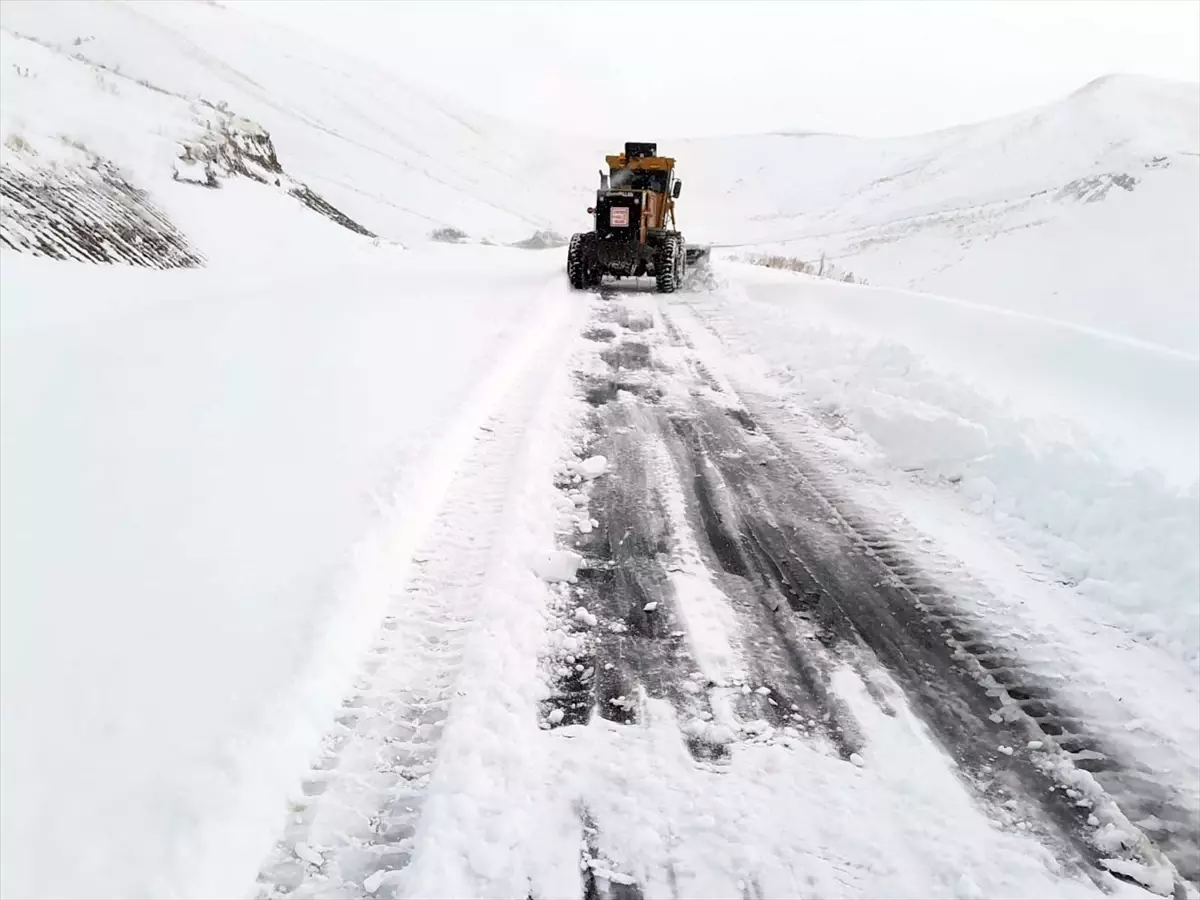 Yüksekova’da Kapanan Köy Yolları Açıldı