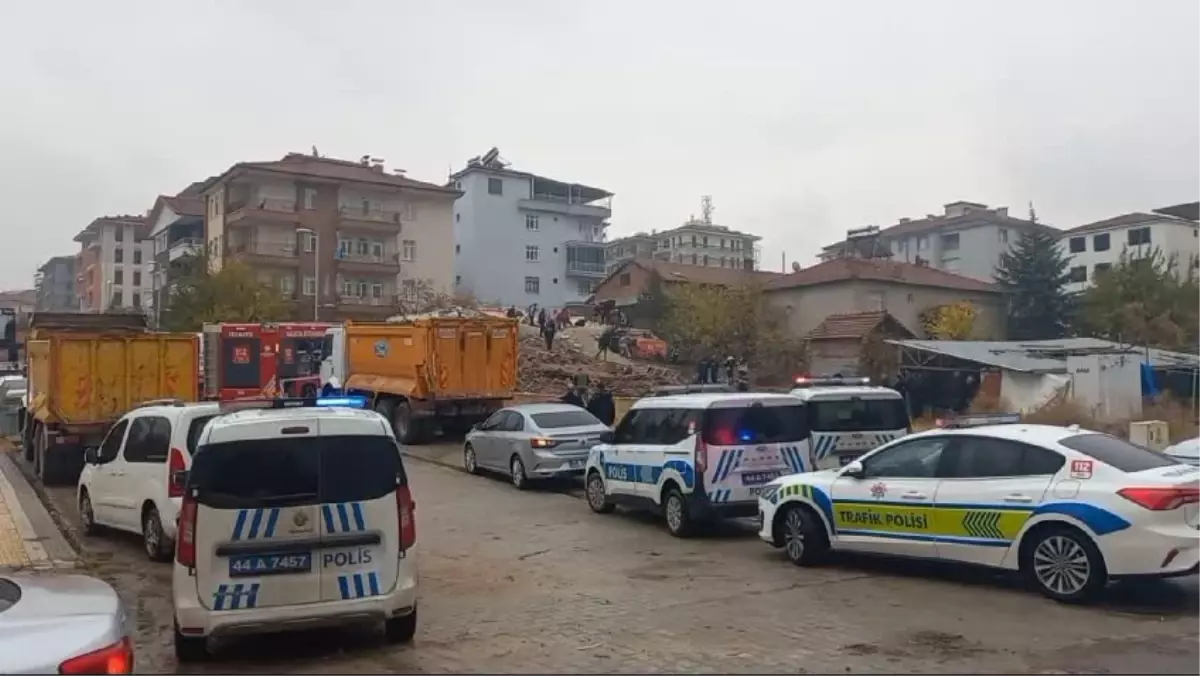 Malatya’da Yıkım Sırasında Kepçe Operatörüne Göçük Düştü