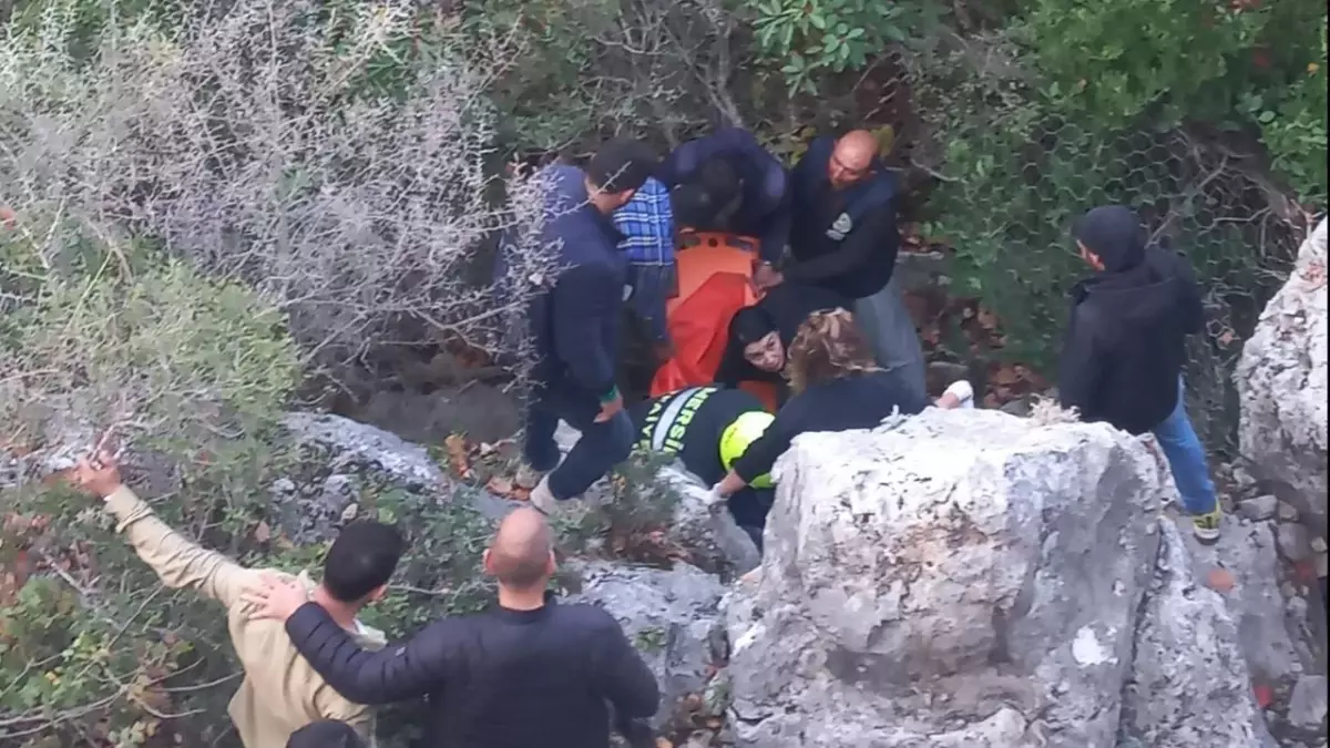 Otomobili iterek çalıştırmaya çalışırken uçuruma düşen sürücü ağır yaralandı