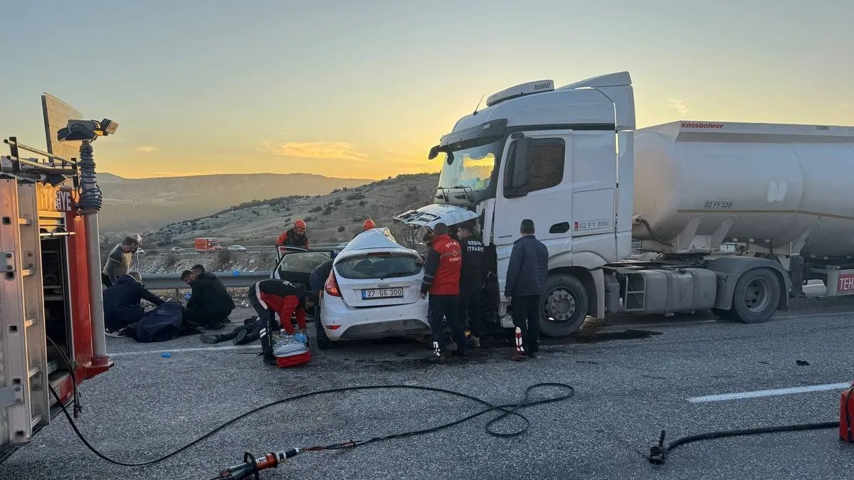 Son dakika: Adıyaman’da otomobil ile yakıt tankeri çarpıştı: 3 ölü, 4 yaralı!